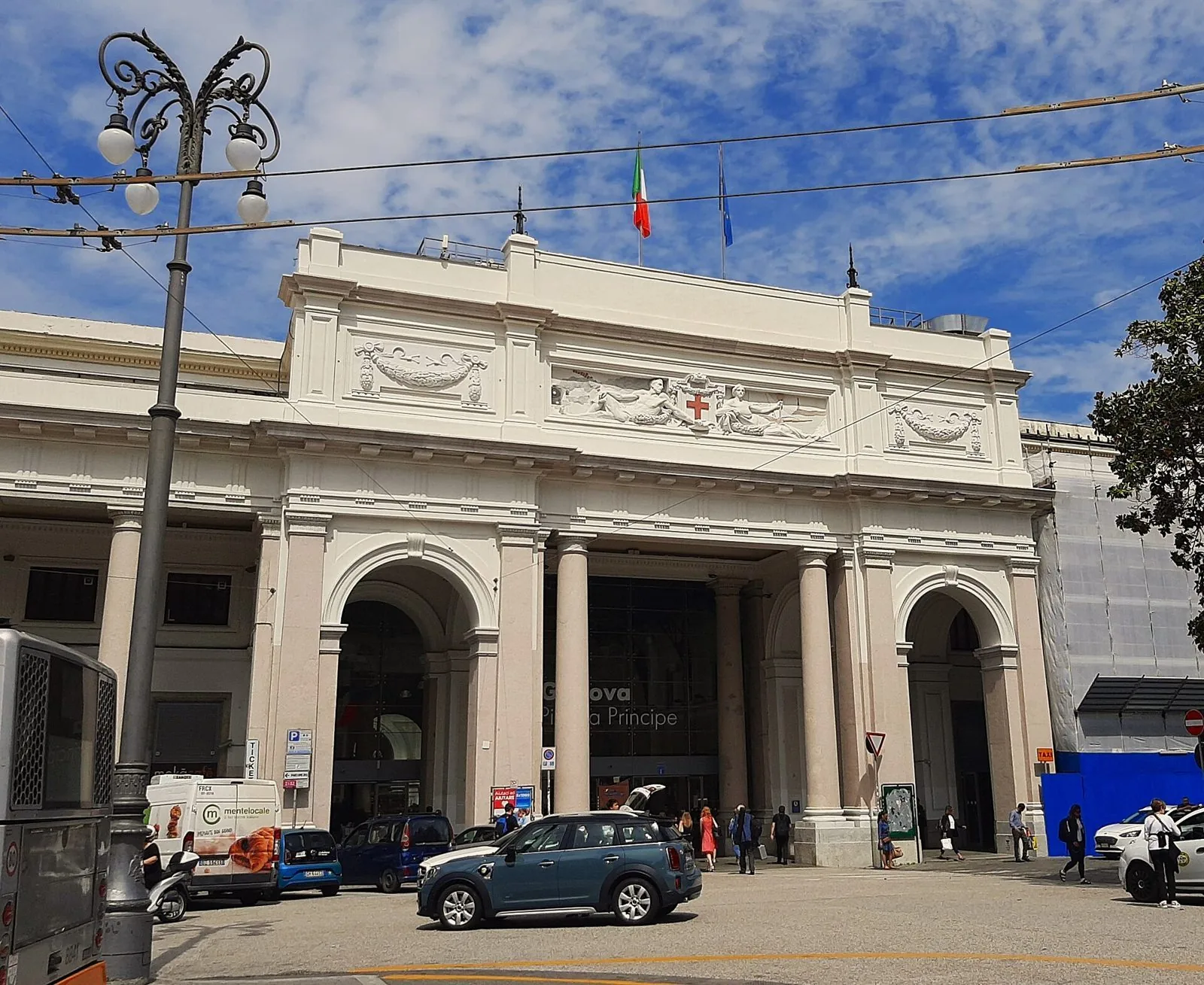 Facciata della stazione ferroviaria di Genova Piazza Principe con le arcate e i bassorilievi